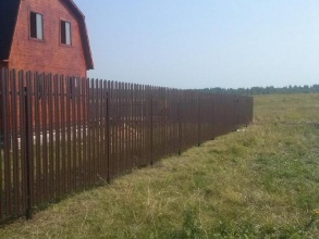 Забор из евроштакетника с забивными столбами 108 метров фото недорого