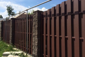 Забор из евроштакетника с кирпичными столбами 25 метров фото в Горячем Ключе