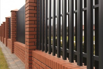 Забор из евроштакетника с кирпичными столбами 20 соток фото в Горячем Ключе