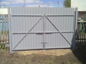 ворота распашные с ручным управлением - пример 5 фото с установкой