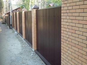 Забор из профнастила с кирпичными столбами 72 метра фото в Горячем Ключе