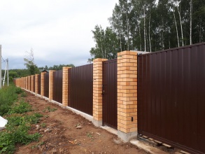 Кирпичный забор на ленточном фундаменте 12 метров фото в Горячем Ключе