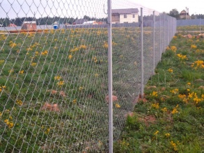 Забор из сетки рабицы в натяг 15 метров фото цена за метр