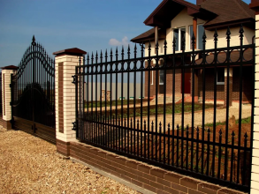 Сварные заборы с кирпичными столбами 12 метров фото в Горячем Ключе