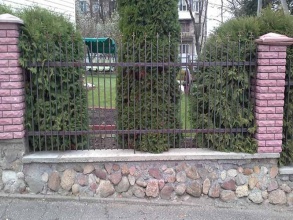 Сварные заборы с кирпичными столбами 80 метров фото в Горячем Ключе