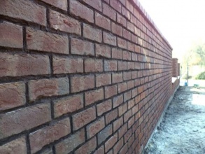 Кирпичный забор сплошной 300 метров фото под ключ с установкой